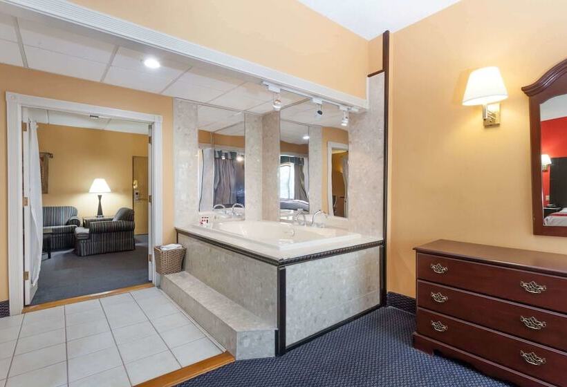 Люкс Повышенной Комфортности, Ramada By Wyndham Newburgh/west Point