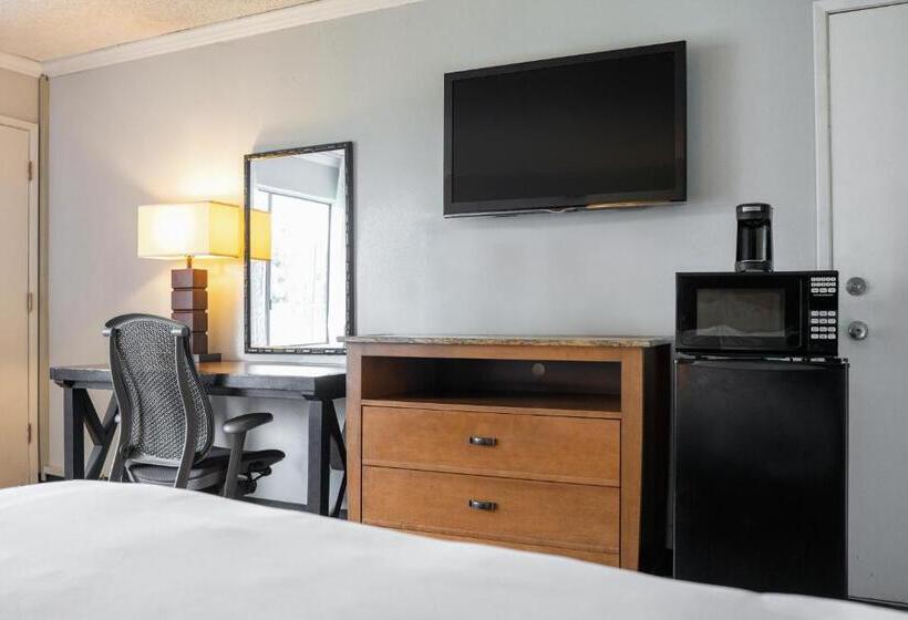 Номер Deluxe с Гидромассажем, The Buena Park Hotel & Suites