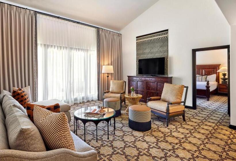 מיטת קינג בסוויטה, Omni Scottsdale Resort & Spa At Montelucia