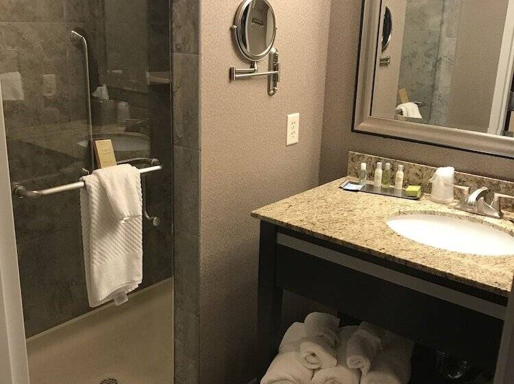 Люкс Повышенной Комфортности, The Strathallan Rochester Hotel & Spa   Doubletree By Hilton