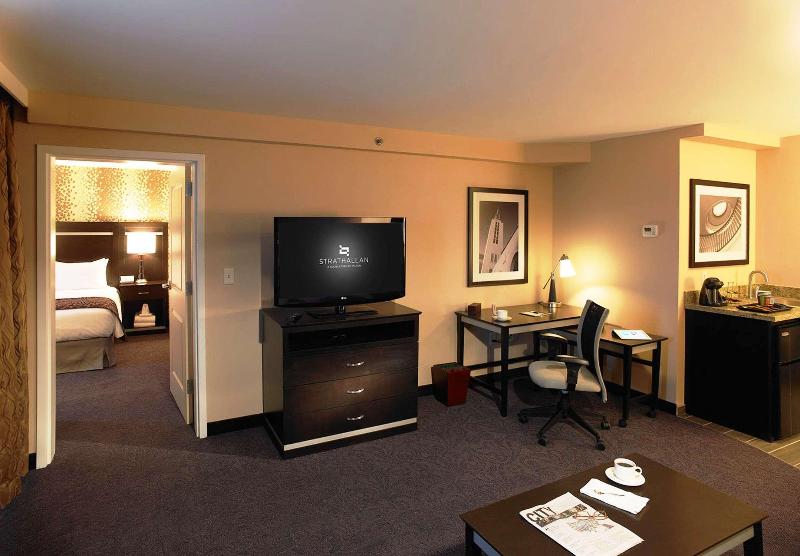 キングサイズベッドのスイートルーム, The Strathallan Rochester Hotel & Spa   Doubletree By Hilton