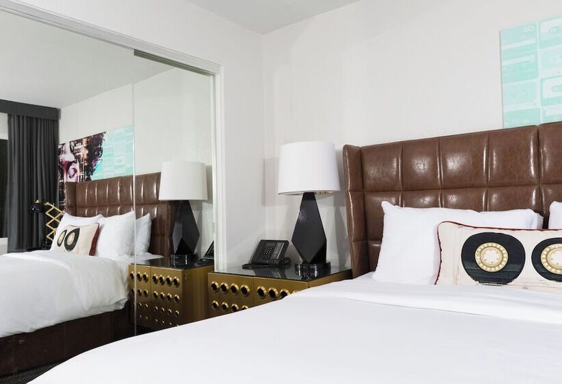 سوییت لوکس, Montrose At Beverly Hills