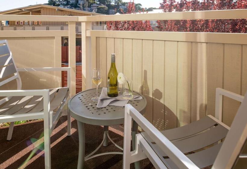 اتاق لوکس, The Lodge At Tiburon