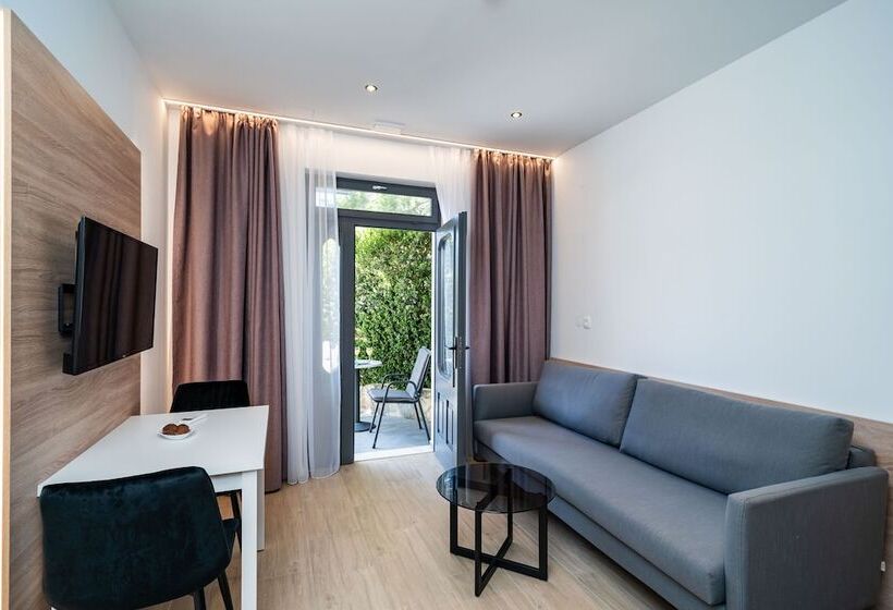 Апартаменты 1 Спальня с Террасой, Bacan Serviced Apartments