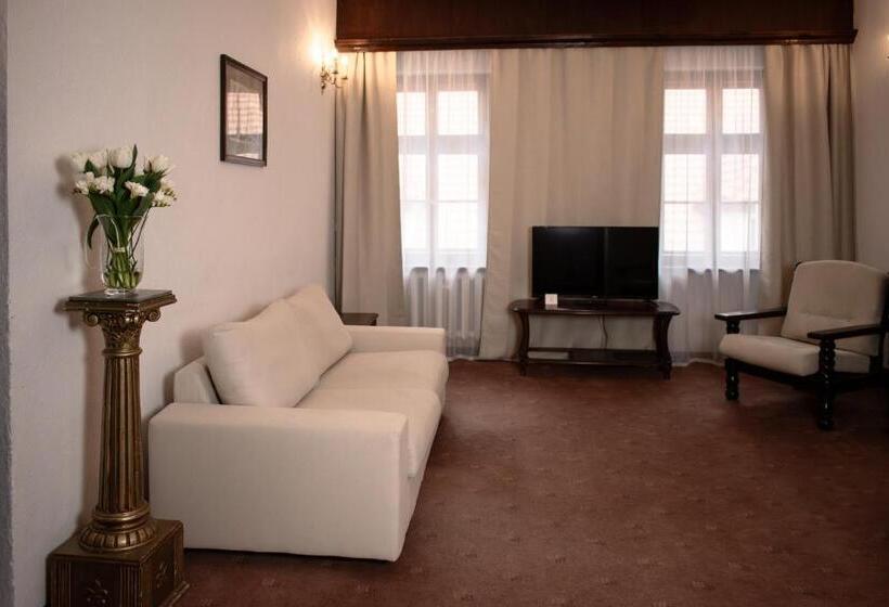 اتاق سوپریور, Dwór Polski