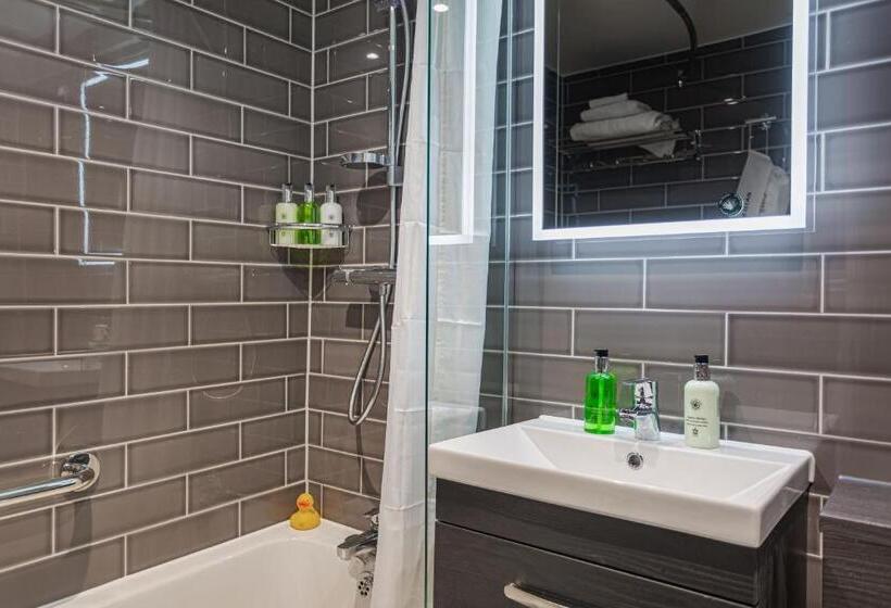 Номер Superior, The George Hotel, Amesbury, Wiltshire