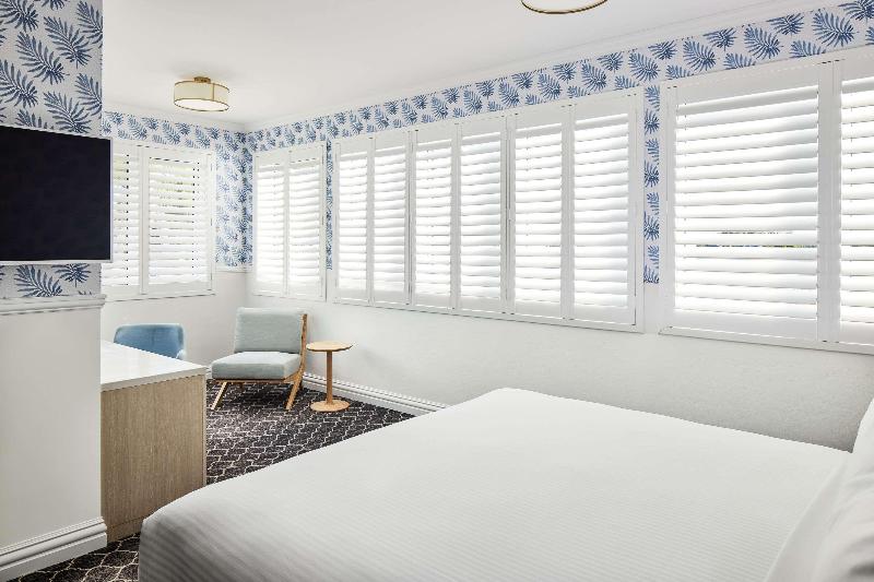 带特大床的标准间, The Beachcomber Hotel & Resort, Ascend Hotel Collection