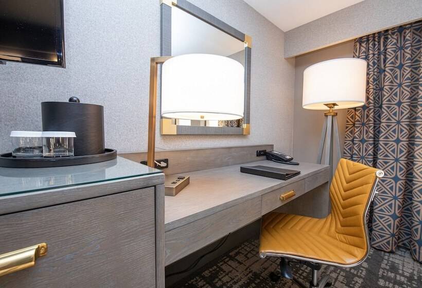 带2个双人床的标准工作室, Crowne Plaza Providence Warwick , An Ihg