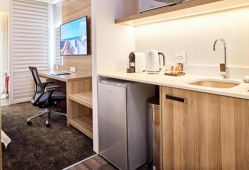 اتاق استاندارد با چشم‌انداز استخر, First Group Riviera Suites