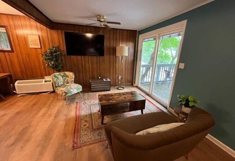 Хижина Deluxe, Meadowlark Motel With Restaurant & Bar