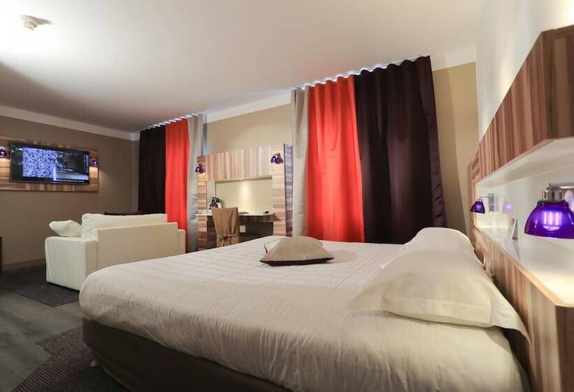 Трехместный Номер Superior, The Originals Boutique, Grand Hôtel Saintpierre, Aurillac