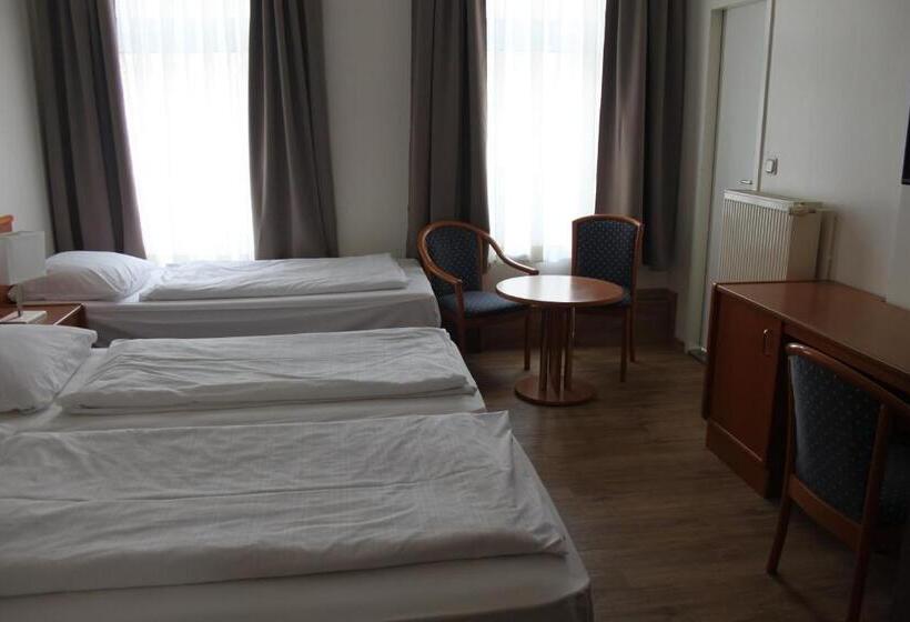 Номер Стандарт Трехместный, Stadt Gut Hotel Zum Rathaus