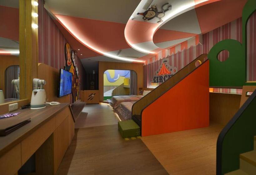 اتاق خانوادگی, Romantic Code Art Motel