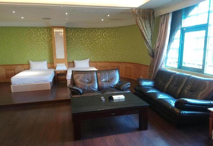 سوئیت با وان آب گرم, Roman Vacation Motel