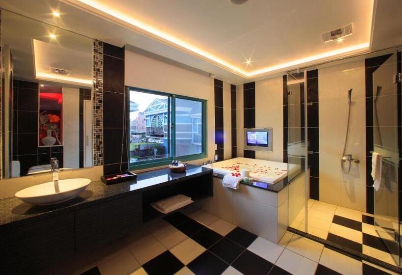اتاق لوکس, Roman Vacation Motel