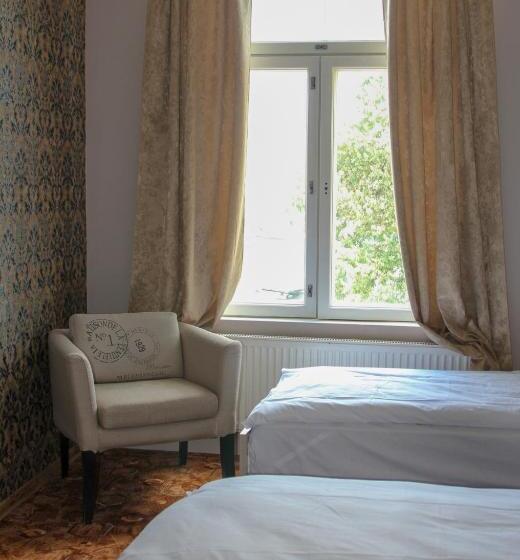 اتاق استاندارد با سرویس بهداشتی مشترک, Villa Kadriorg Hostel