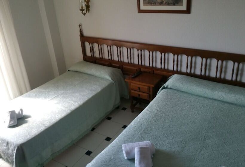 Номер Стандарт Трехместный, Hostal Boal
