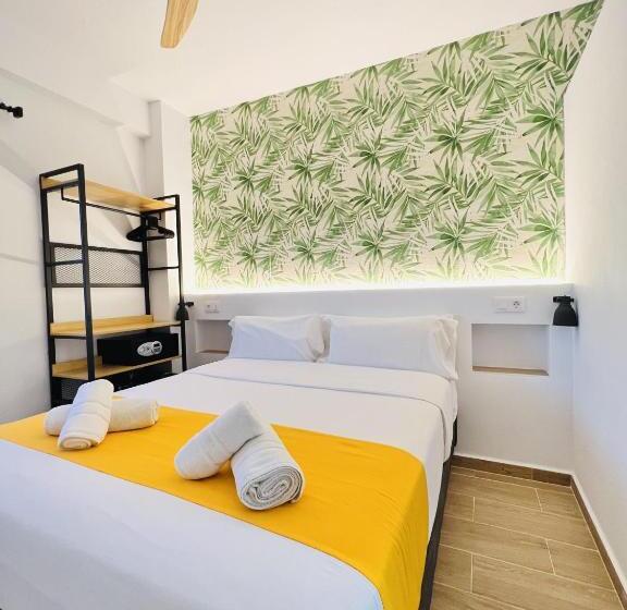 带阳台的豪华间, Nanit Rooms Ibiza Hostal