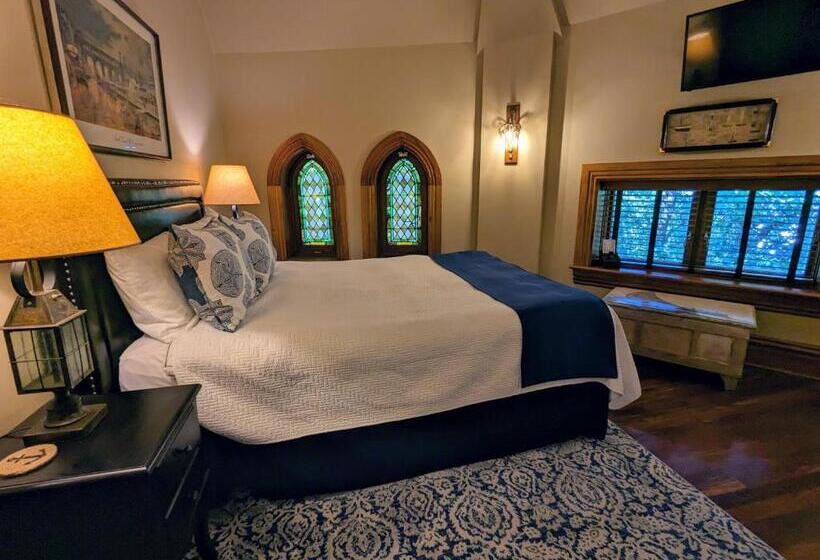 اتاق استاندارد با چشم‌انداز باغ, Gothic Heights Inn