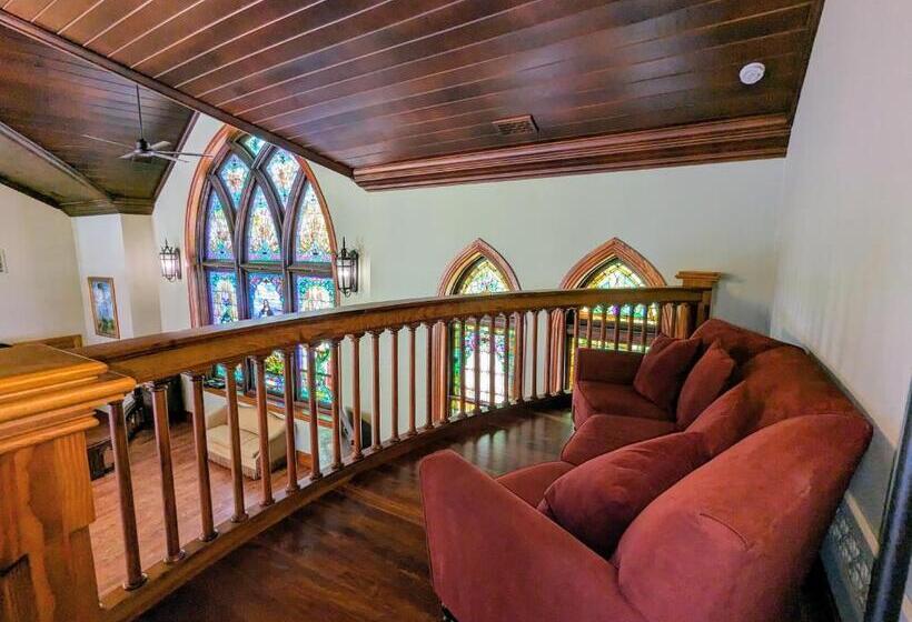 اتاق استاندارد با چشم‌انداز باغ, Gothic Heights Inn