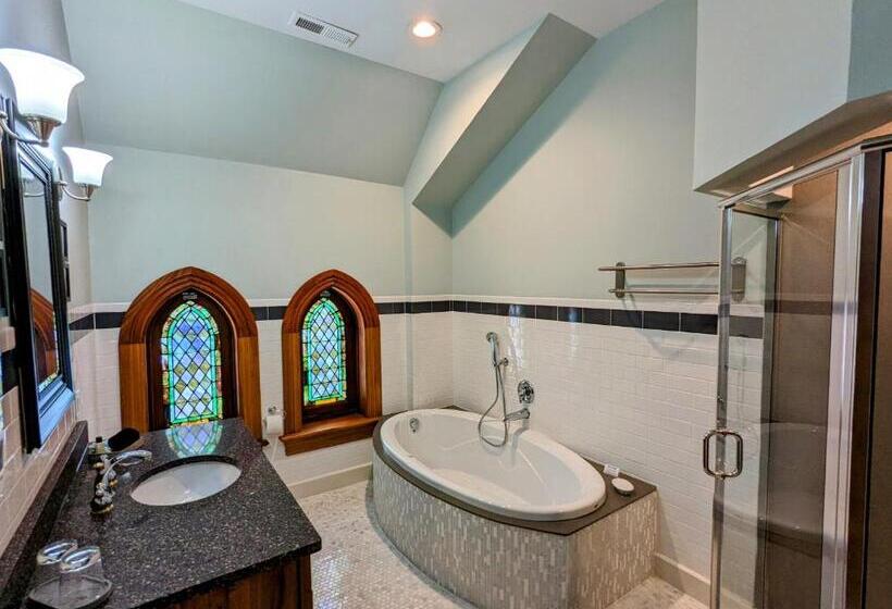 اتاق لوکس با تخت بزرگ, Gothic Heights Inn