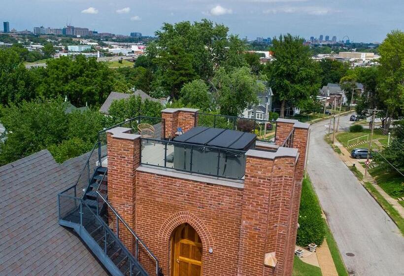 اتاق لوکس با تخت بزرگ, Gothic Heights Inn