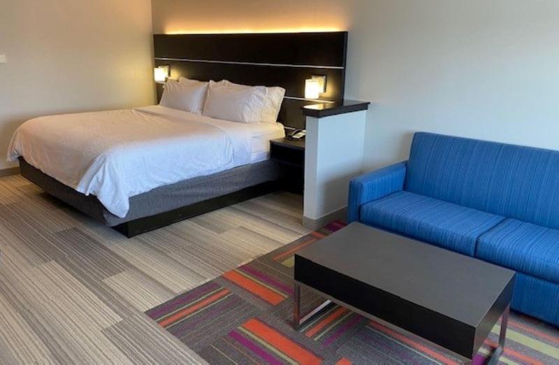 스위트 킹사이즈 침대, Holiday Inn Express & Suites Warrensburg North, An Ihg