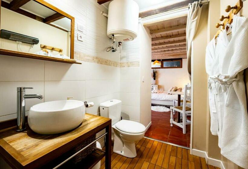 سوئیت با وان آب گرم, Studio Romantique Jacuzzi Ou Spa Balneo Privatif Et Jardin Au Temps Des Cerises La Ciotat