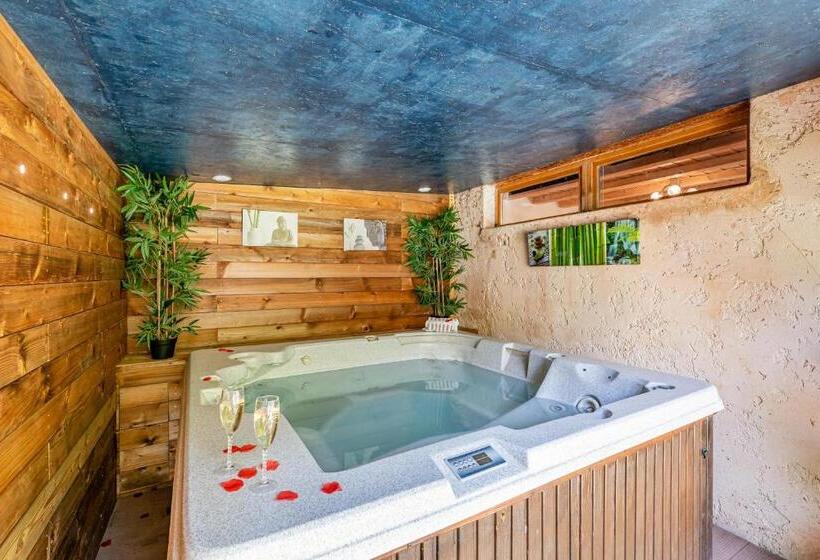 سوئیت با وان آب گرم, Studio Romantique Jacuzzi Ou Spa Balneo Privatif Et Jardin Au Temps Des Cerises La Ciotat