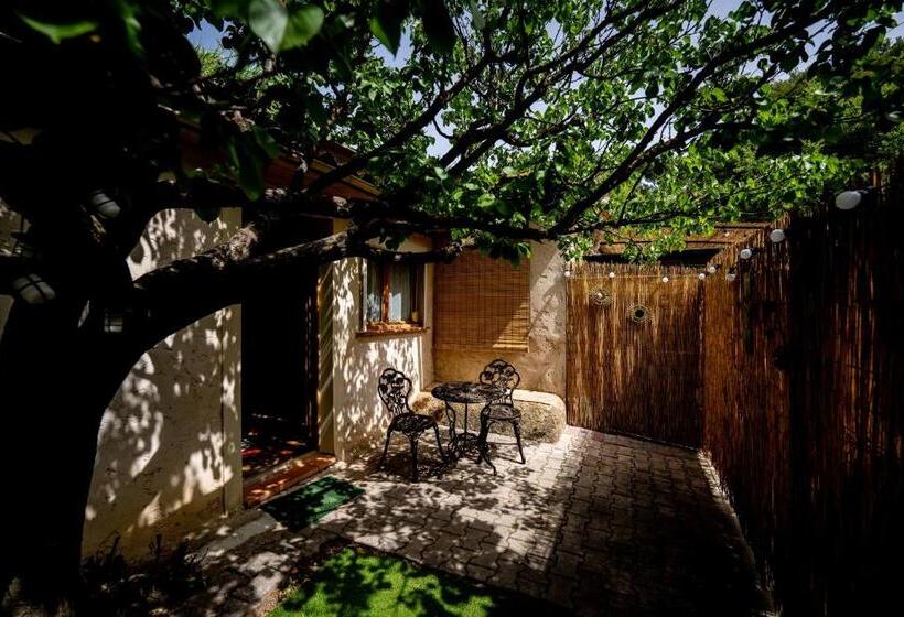 سوئیت با وان آب گرم, Studio Romantique Jacuzzi Ou Spa Balneo Privatif Et Jardin Au Temps Des Cerises La Ciotat