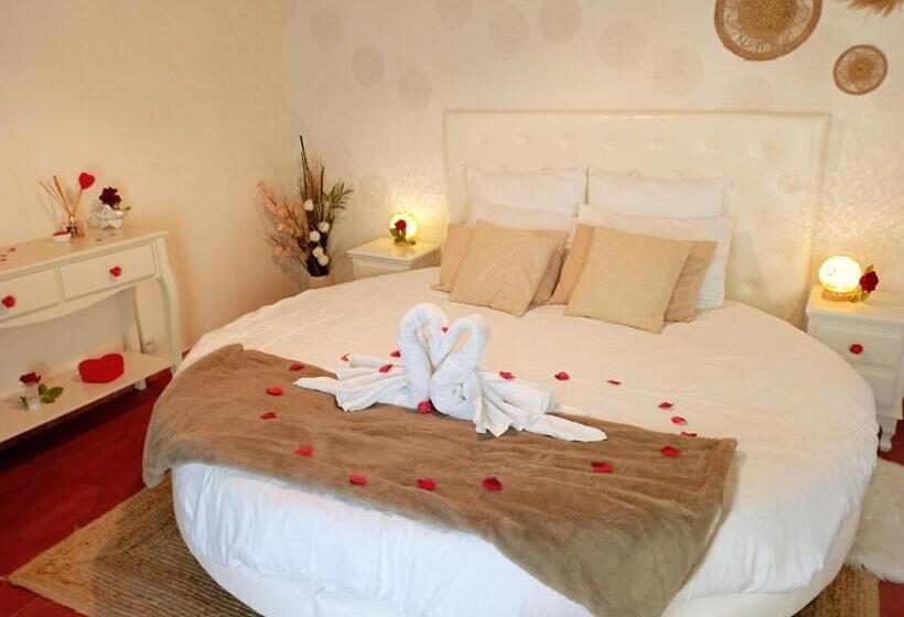 سوئیت با وان آب گرم, Studio Romantique Jacuzzi Ou Spa Balneo Privatif Et Jardin Au Temps Des Cerises La Ciotat