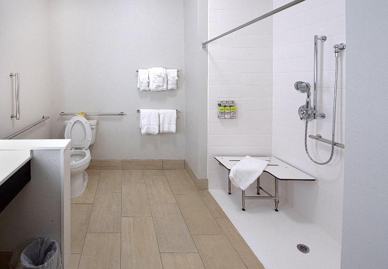 Номер Стандарт Кровать Кинг Адаптированный для Инвалидов, Holiday Inn Express & Suites   Wentzville St Louis West, An Ihg