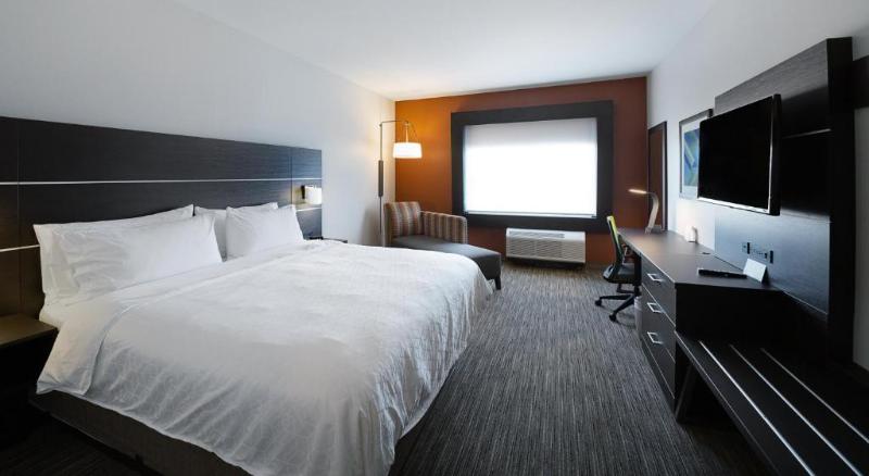 Люкс Кровать Кинг, Holiday Inn Express & Suites   Wentzville St Louis West, An Ihg