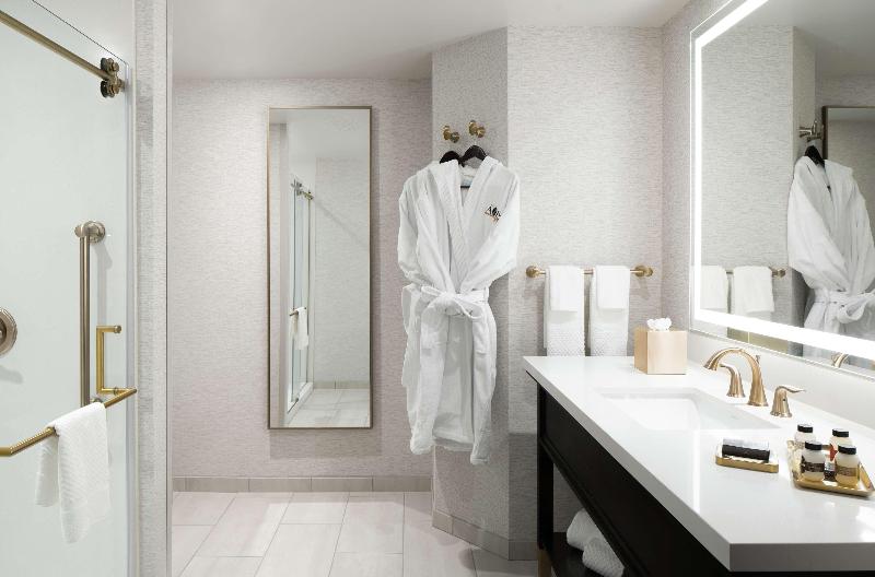 스위트 킹사이즈 침대, The Axis Moline Hotel, Tapestry Collection By Hilton