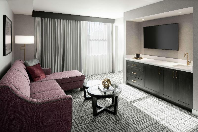 스위트 킹사이즈 침대, The Axis Moline Hotel, Tapestry Collection By Hilton