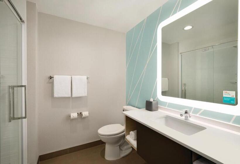 残疾人使用的带特大床的标准间, Avid Hotels   Beaumont, An Ihg