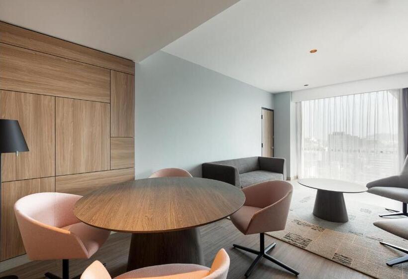 带大床的套房, Holiday Inn   Lima Miraflores, An Ihg