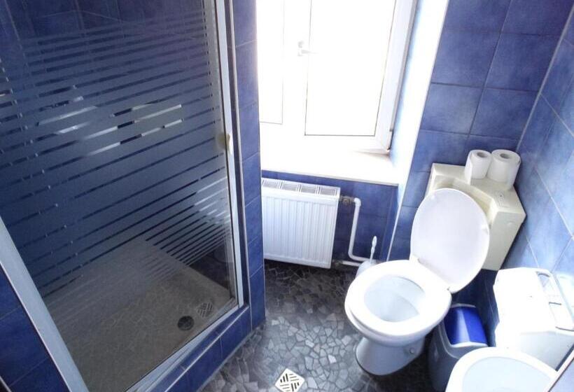 اتاق چهار تخته با دستشویی مشترک, City Hostel