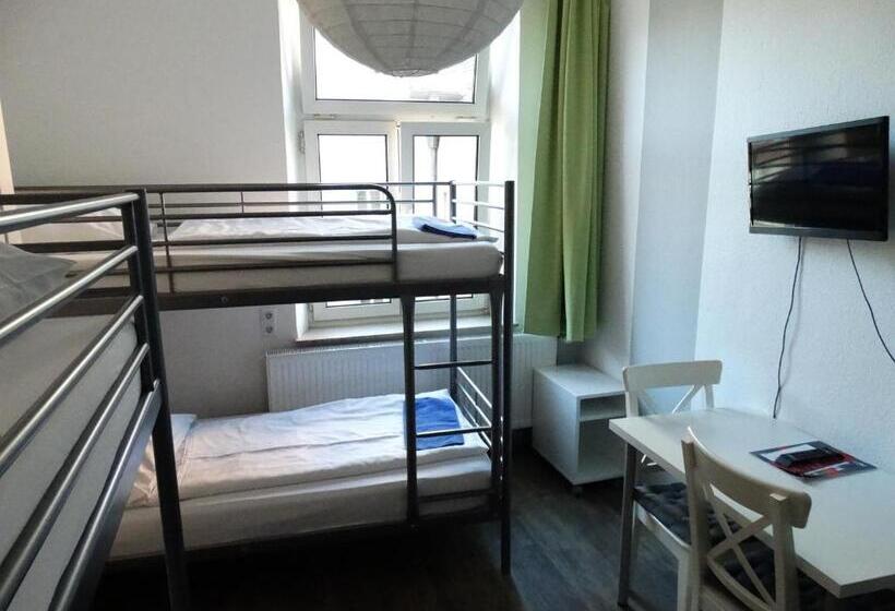 اتاق چهار تخته با دستشویی مشترک, City Hostel