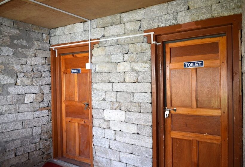 اتاق ساده سه‌ نفره, Machermo Lodge & Bakery