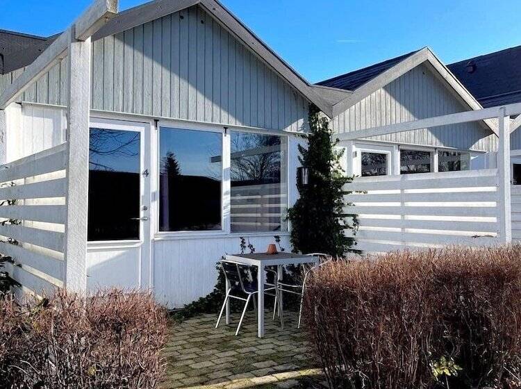 Номер Стандарт, Kirsebærkroen   The Inn Between