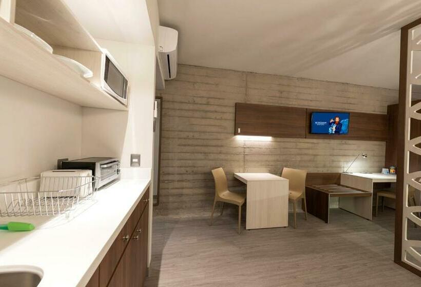 キングサイズベッドのスイートルーム, Microtel Inn & Suites By Wyndham Irapuato