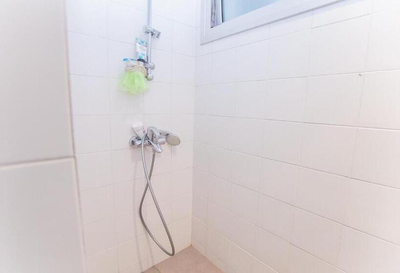 تختخواب در اتاق مشترک, Jedi Hub Hostel