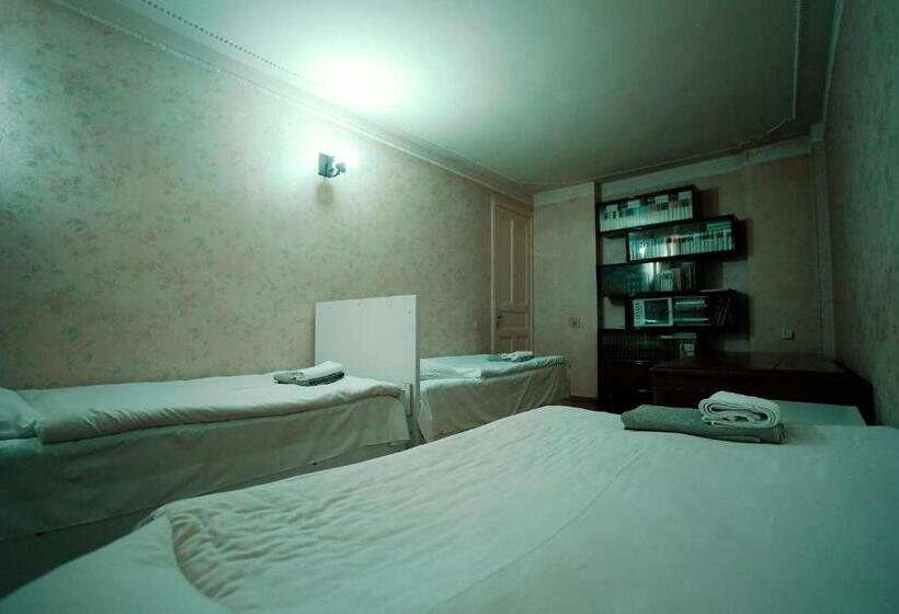 اتاق استاندارد سه تخته با سرویس بهداشتی مشترک, Guest House Old Kutaisi