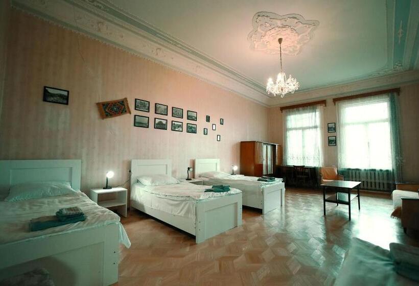 اتاق استاندارد سه تخته با سرویس بهداشتی مشترک, Guest House Old Kutaisi