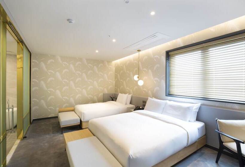 家庭间, Nampo Hound Hotel Premier