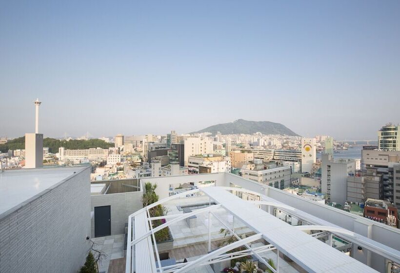 家庭间, Nampo Hound Hotel Premier