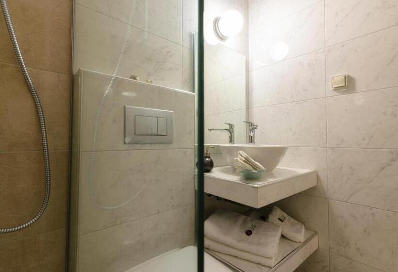 غرفة قياسية ثلاثية مزودة بشرفة, Denise Studios And Apartments