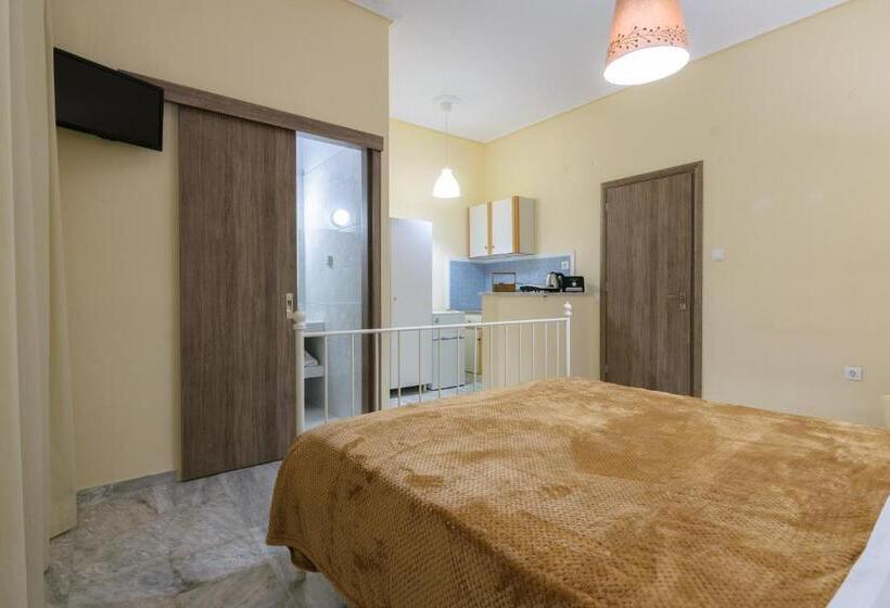 غرفة قياسية ثلاثية مزودة بشرفة, Denise Studios And Apartments