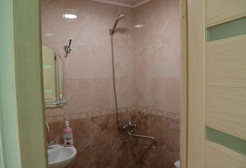 基本三人间, Mini Hotel Uyut On Prospekt Putina 8